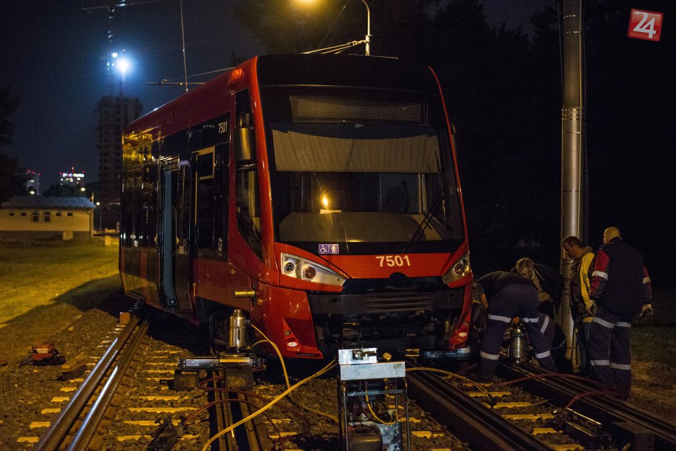 V Petržalke sa vykoľajila električka