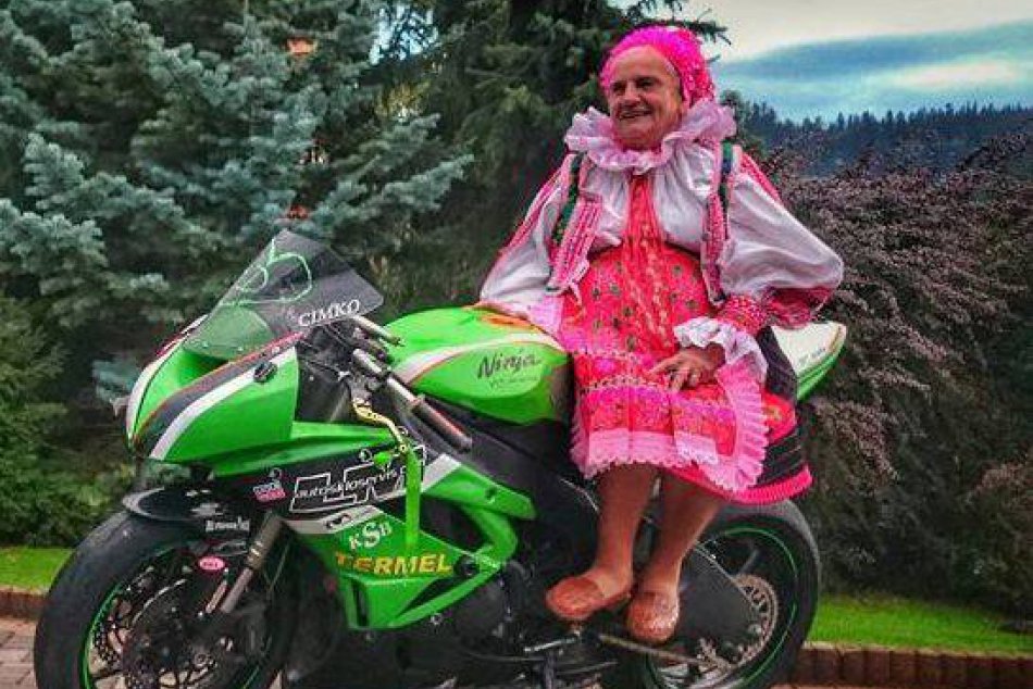 FOTO: Pozrite kto si sadol na parádne motorky. Perfektný kontrast doby