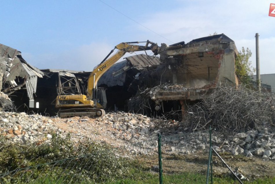 Strašiak v Považskej Bystrici: Búranie kongresovej haly