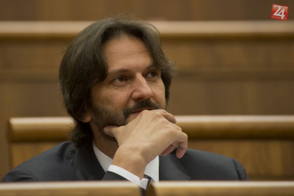 Opozícia odvoláva premiéra Fica, na rad príde Kaliňák