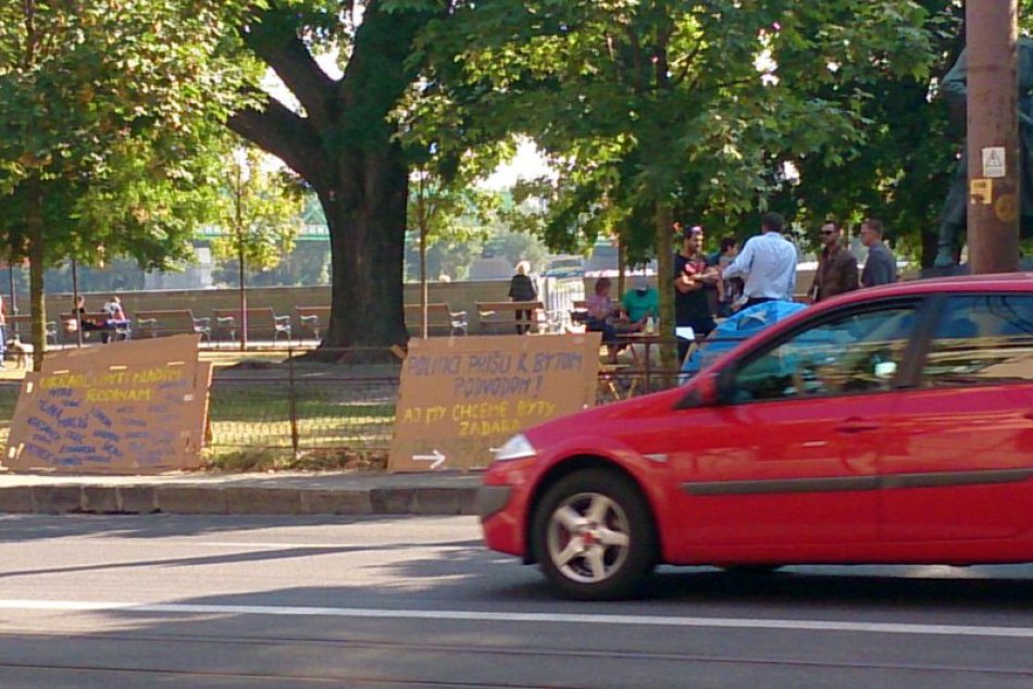 Hladovka pred miestnym úradom v Starom Meste