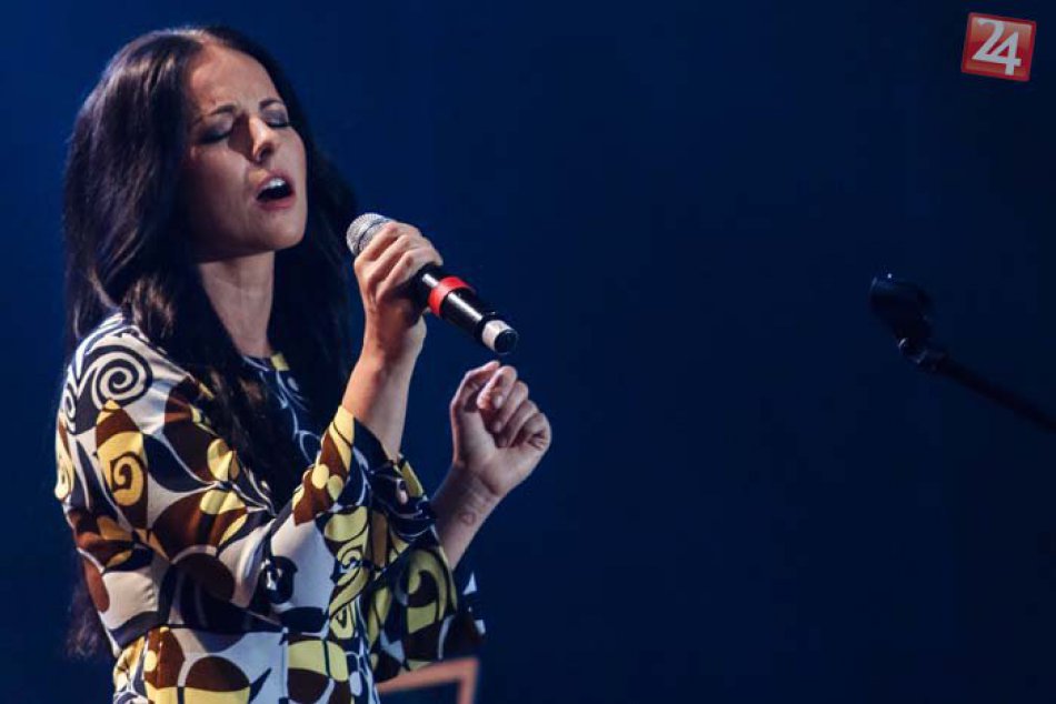 Žije v našom meste a je známa speváčka: Katka Knechtová dnes oslavuje