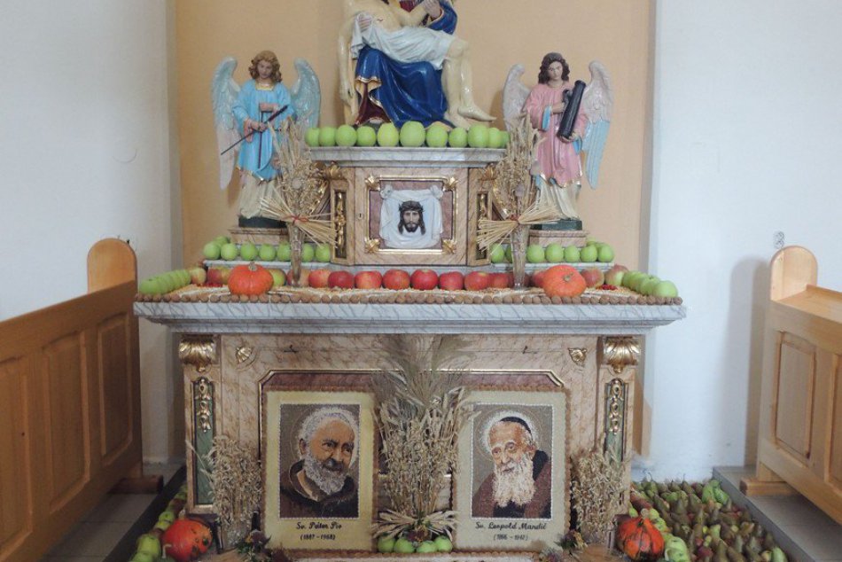 Originálne dekorácie v novobanskom kostole