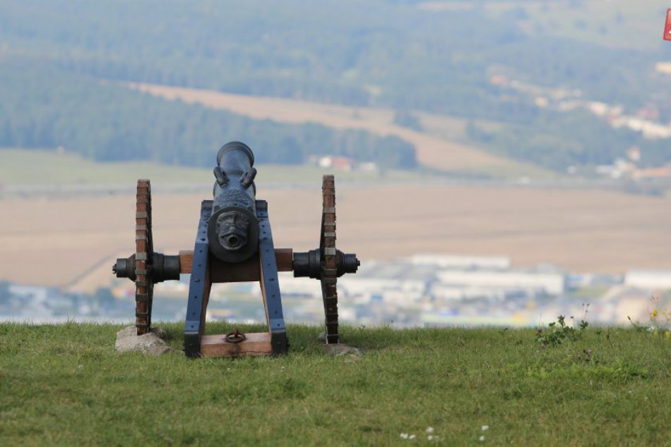 V OBRAZOCH: Repliky dobových zbraní na Pustom hrade