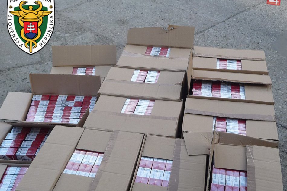 FOTO: Colníci v Leopoldove vykonali kontrolu. Objavili nelegálne cigarety!