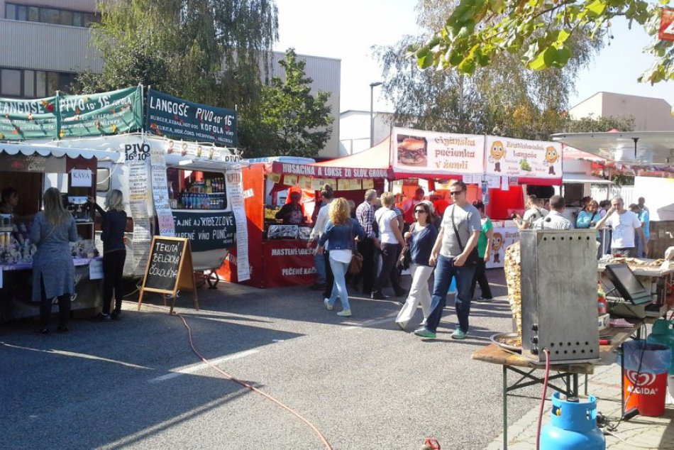 Pozrite si to v obrazoch: Hlohovec už zaplavili jarmočné stánky a lákadlá