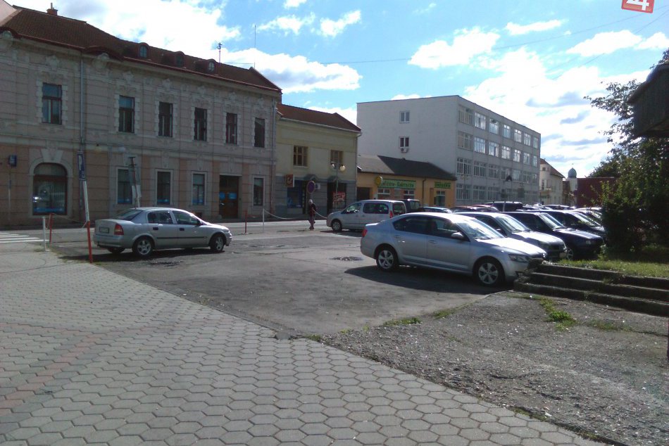 V OBRAZOCH: Parkovisko na Ulici Doktora Vodu už dvakrát zablokovali