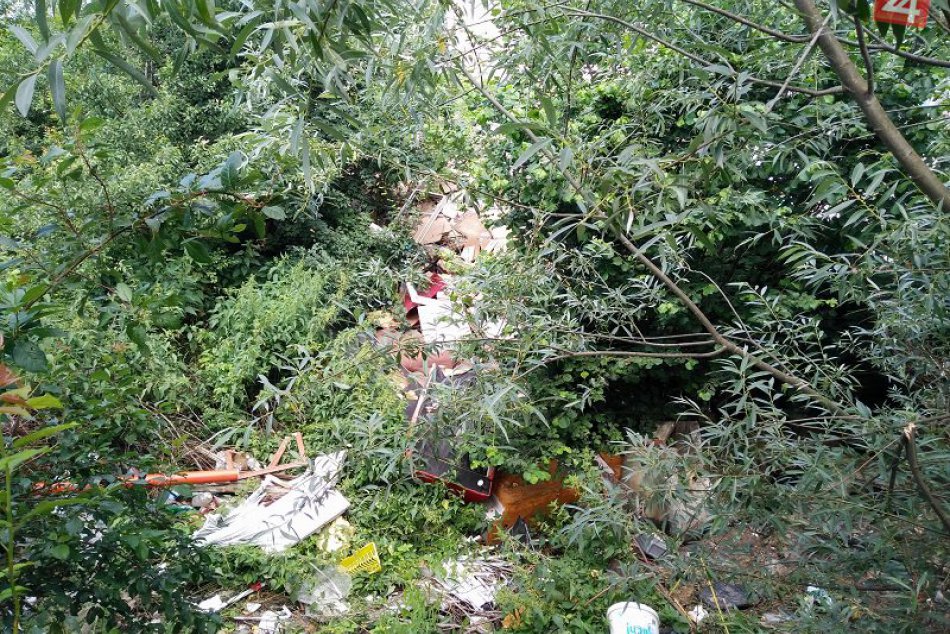 V OBRAZOCH: Čierna skládka v lokalite bystrickej rómskej osady Na Hrbe