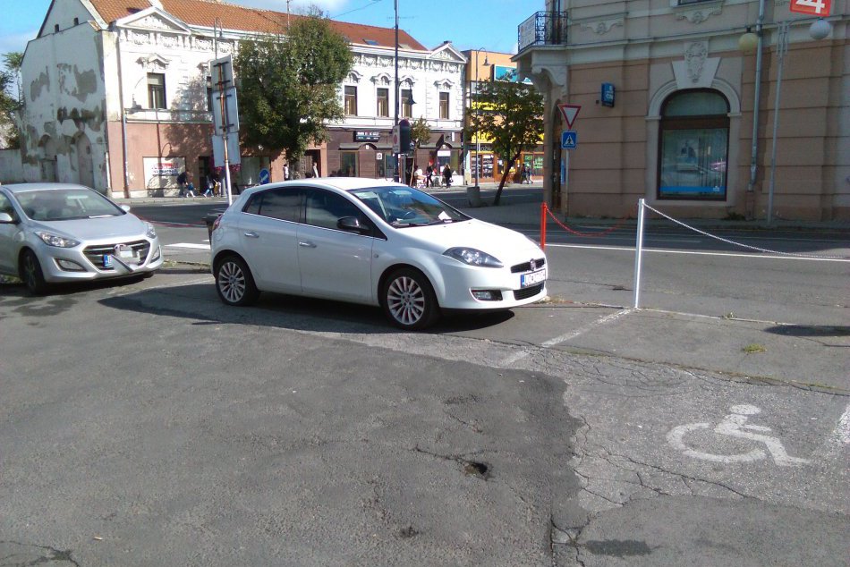 V OBRAZOCH: Parkovisko v centre Lučenca už tretíkrát zablokovali neznámi muži