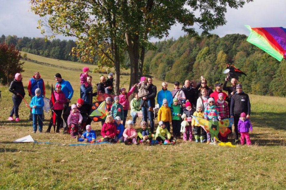 V OBRAZOCH: Nad Bystricu vzlietli farebné šarkany