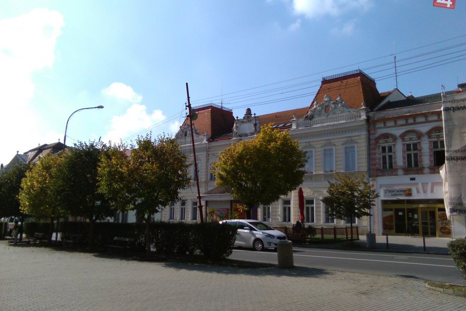 V OBRAZOCH: Naklonené stĺpy na Kubínyiho námestí. Sú hrozbou?