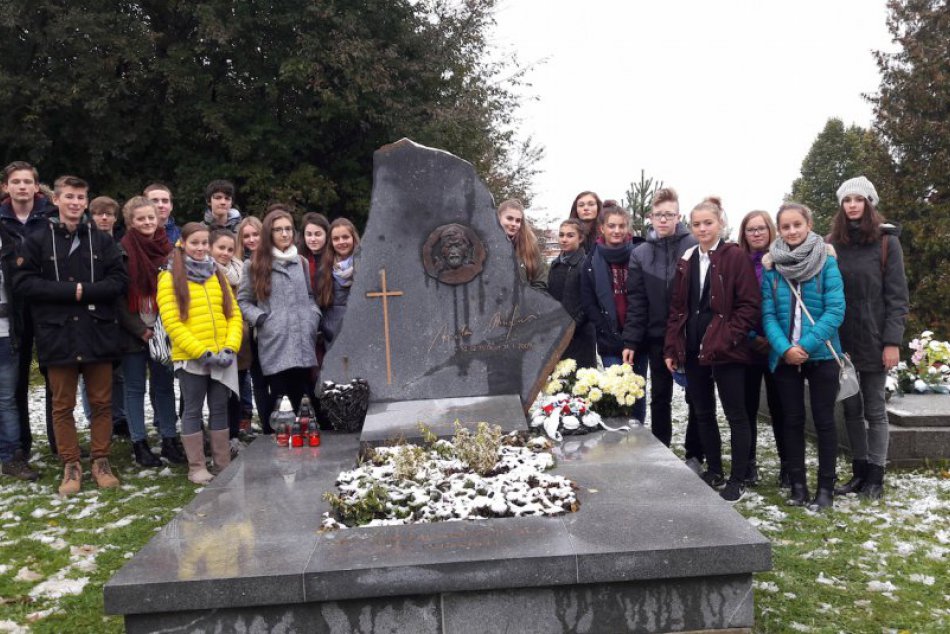 Študenti držali v rukách vzácne knihy a videli skvelé divadlo