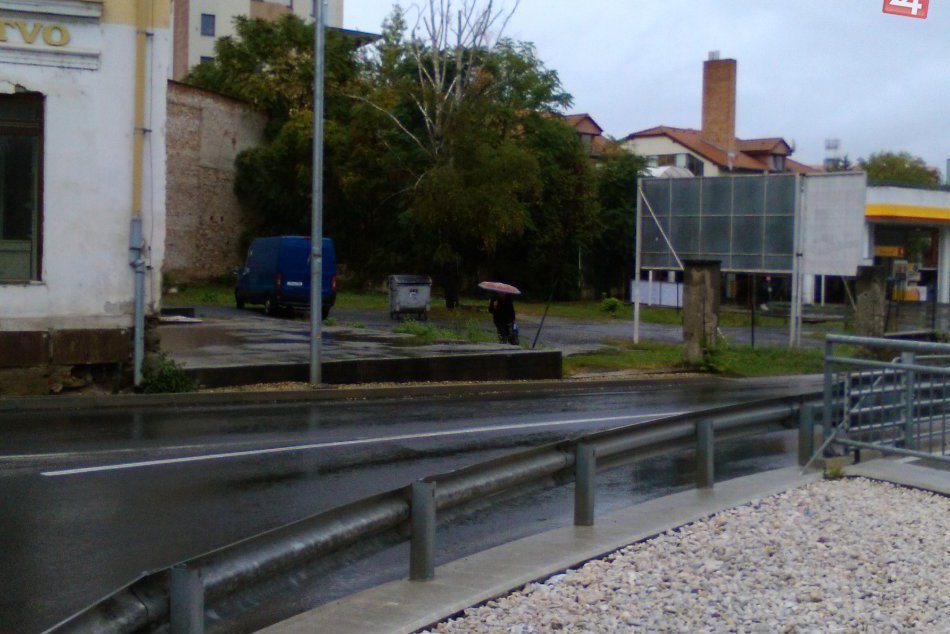 V OBRAZOCH: Kuriozita v Lučenci. Keď chodník chýba