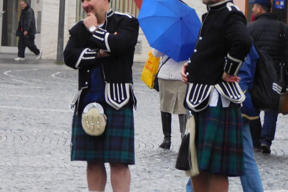 OBRAZOM: Upútali pozornosť. Po Trnave sa premávali chlapi v sukniach