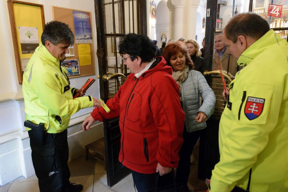 Policajti vo farskom kostole v Nitre: Upozorňovali na dôležitosť reflexných prvk