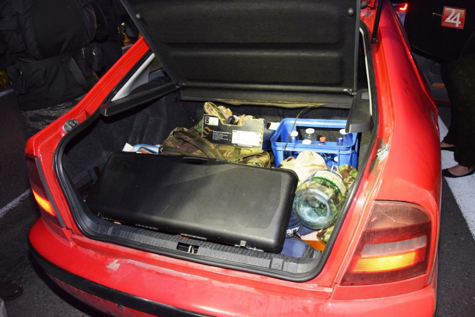 Policajné FOTO: Muži zákona našli poriadny arzenál zbraní