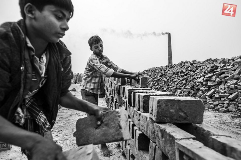 Obchod s ľuďmi mení pravidlá. Muži začínajú byť lukratívnejší