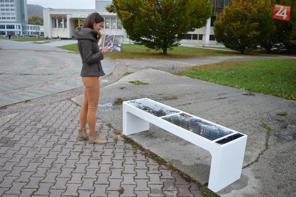 V OBRAZOCH: V Bystrici pribudla inteligentná lavička