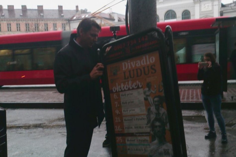 Mesto odstraňuje trojnožky