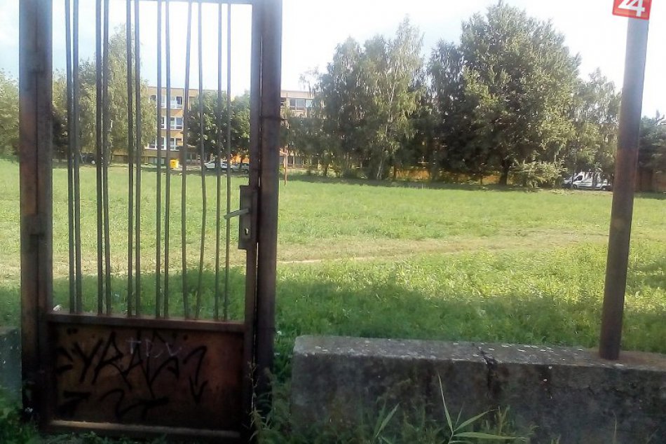 Zanedbané pozemky v okolí škôl