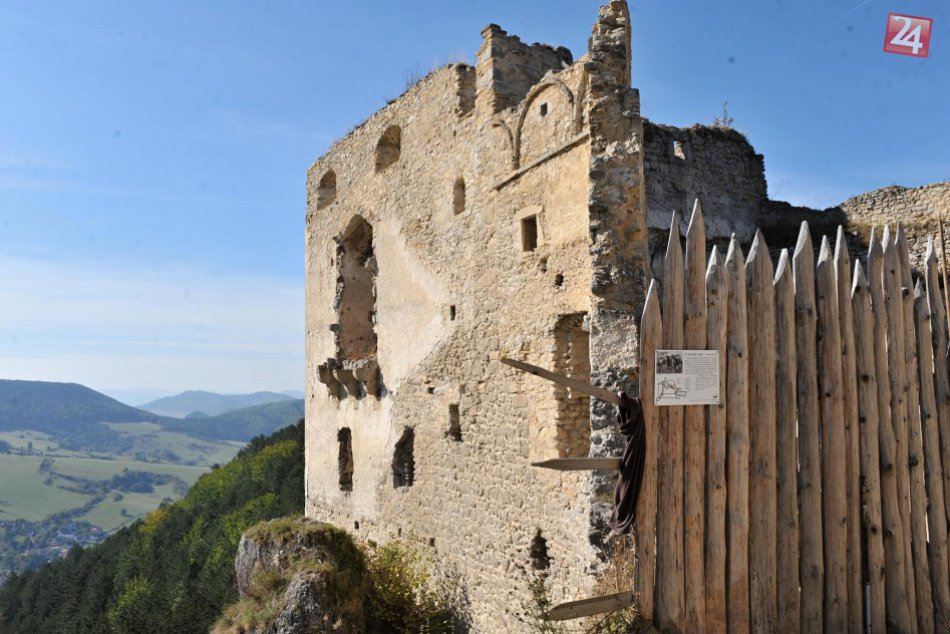 FOTO: Lietavský hrad s krásnym výhľadom