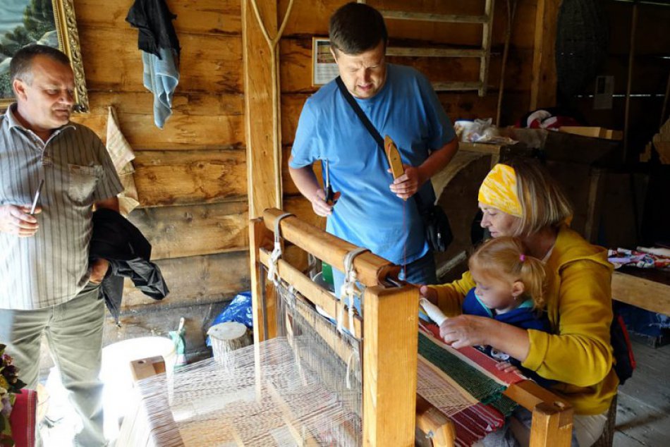 Rekordná návštevnosť Vlkolínca a 30-metrový dlhý tkaný koberec od turistov