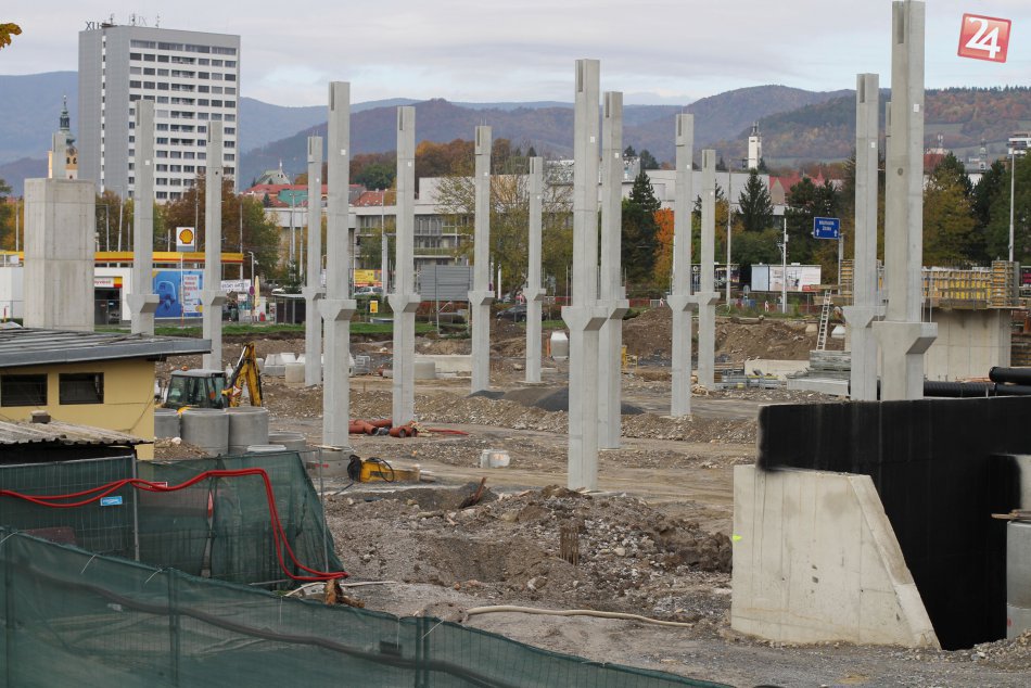 V OBRAZOCH: Z prachu vyrastá skelet bystrickej autobusky