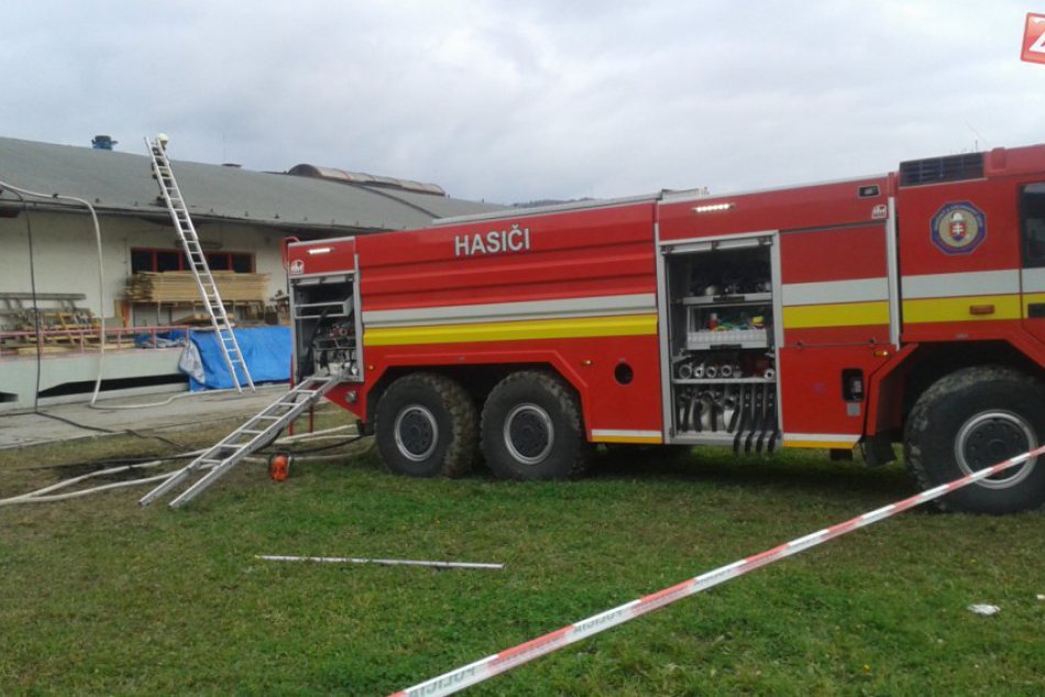 Uhasený požiar v Považskej Bystrici: Zhorená strecha výrobnej haly