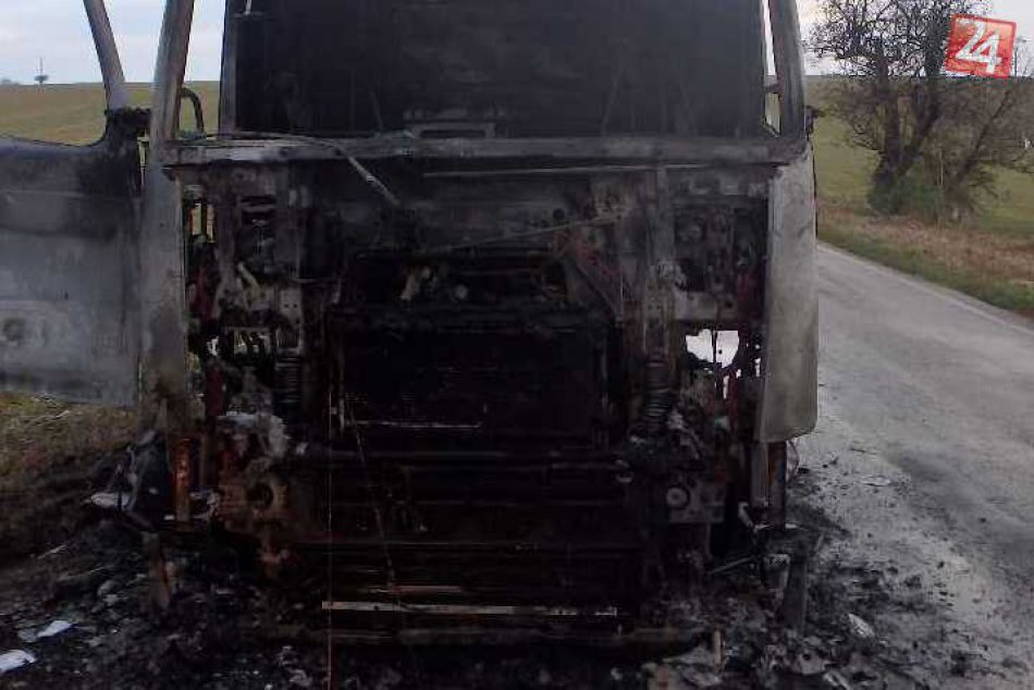 ZÁBERY priamo z miesta: Kamiónu horela kabína! 