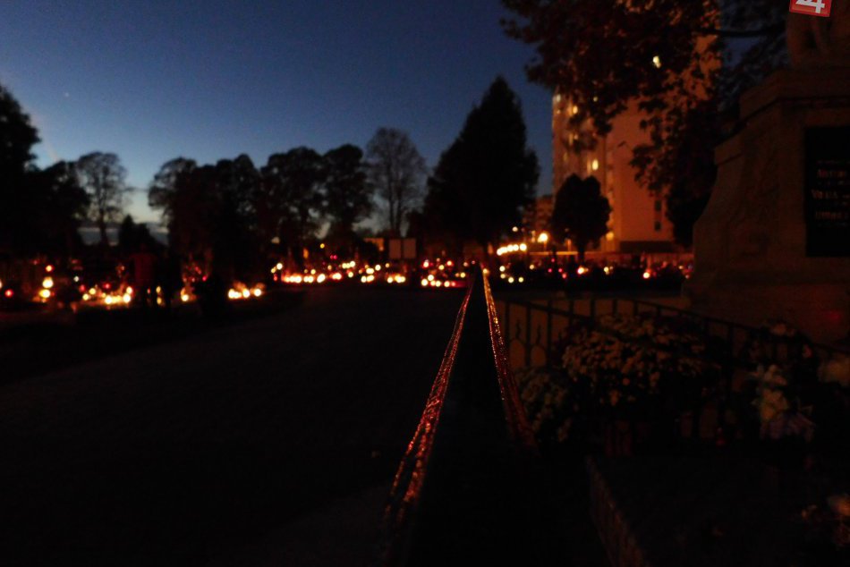 OBRAZOM: Trnavčania spomínajú na svojich blízkych