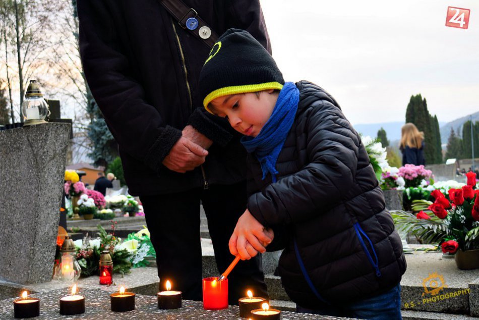 OBRAZOM: Sviatočná atmosféra na cintoríne v Rožňave