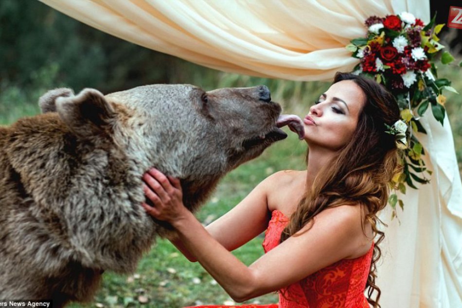 KURIOZITA DŇA: Oddávajúci bol medveď. A druhý bozk neveste patril práve jemu