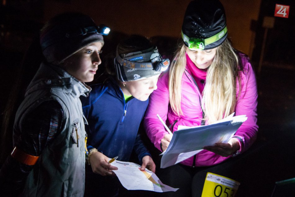 V OBRAZOCH: Do bystrických ulíc vybehnú noční orientační bežci