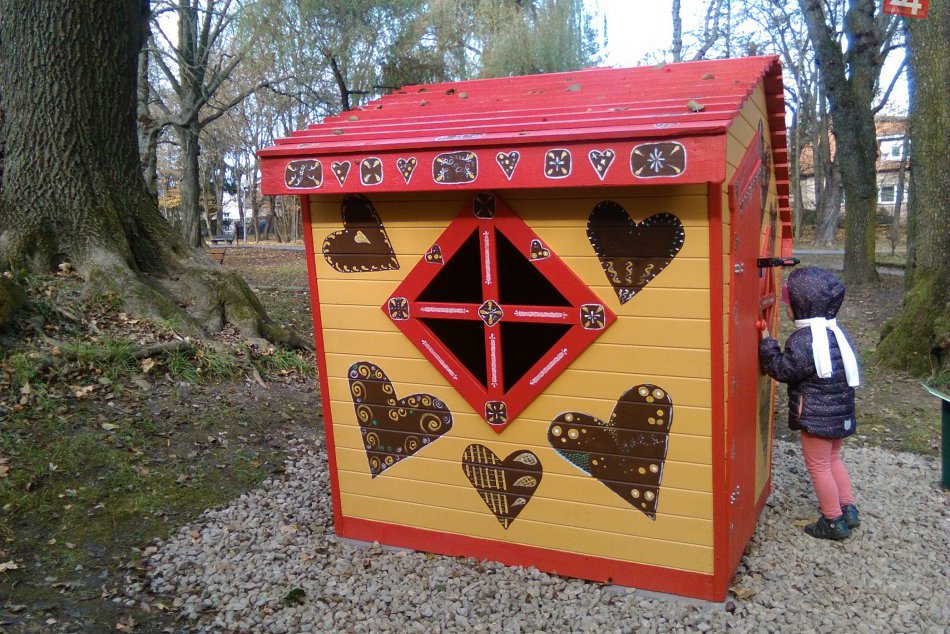 Mestský park v Lučenci krášli aj perníková chalúpka