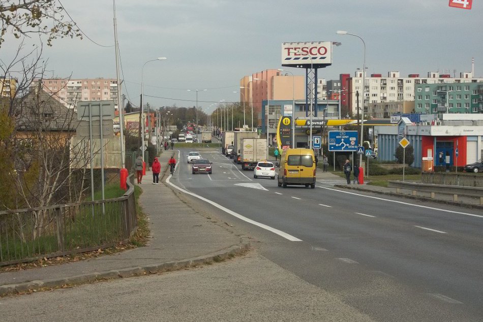 FOTO: V Šali sa protestovalo, nespokojnosť prejavili trúbením a pomalou premávko