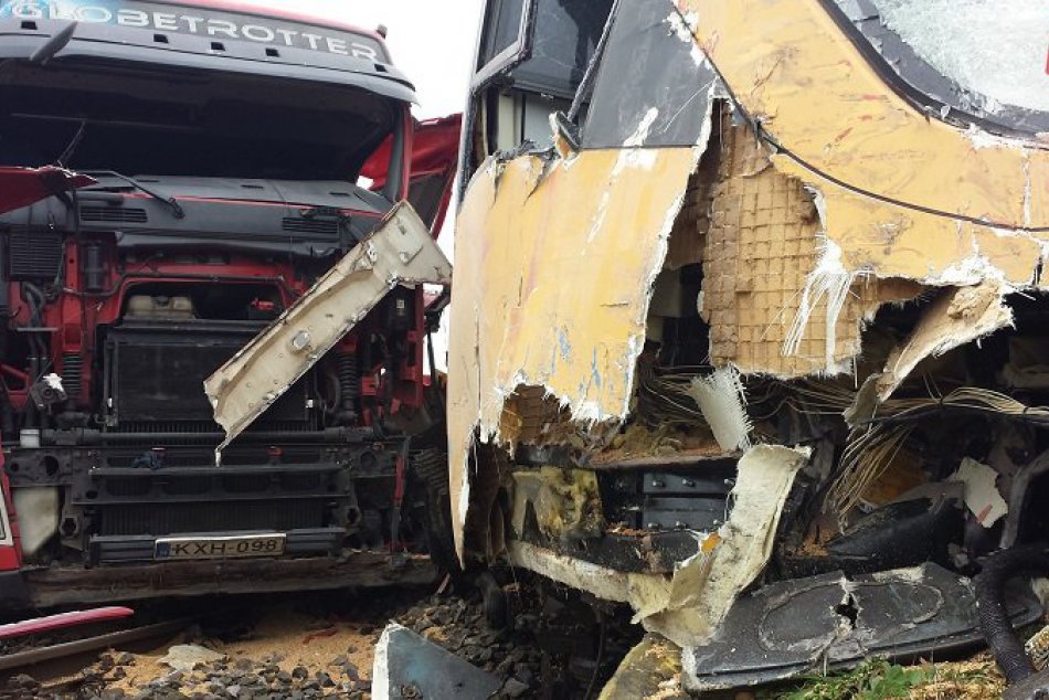 Vlak Regio Jetu sa zrazil s kamiónom