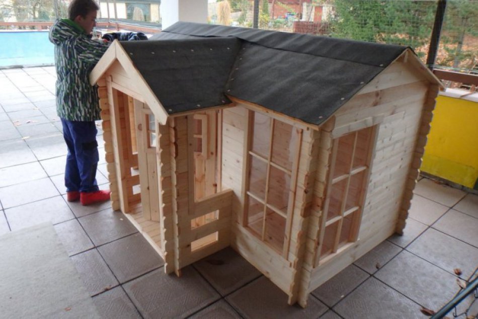 Detské domčeky na MŠ Dedovec: Zmontovali ich žiaci z SOŠ PB