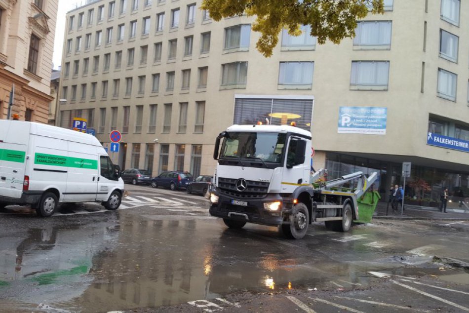 Porucha potrubia na Zochovej