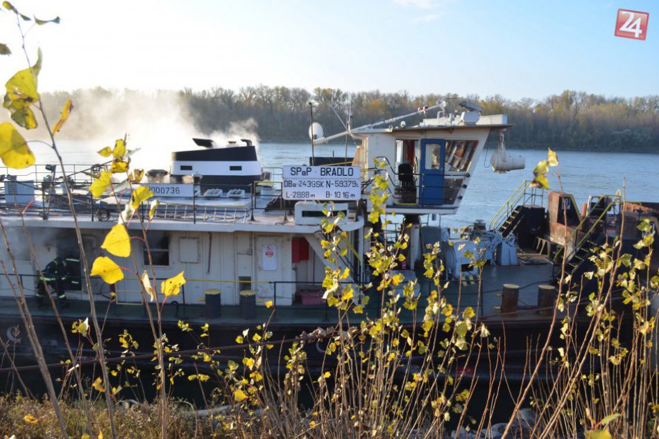 Požiar nákladnej lode Bratislava