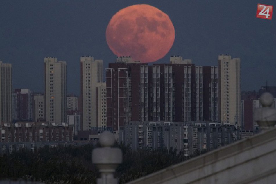 OBRAZOM: Supermesiac predvádza svoje nebeské divadlo, dnes sa ukáže aj u nás