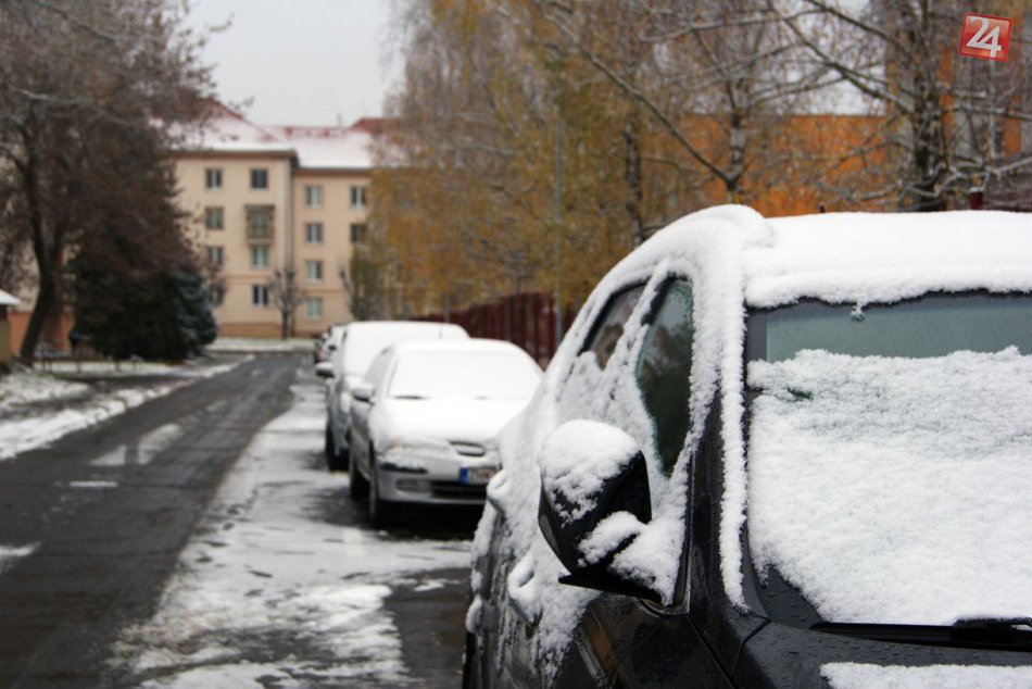 FOTO: Prvá predzvesť zimy, zasnežené žiarske ulice