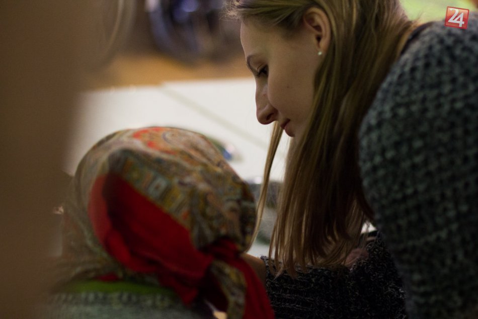 Mladí dobrovoľníci pomáhali seniorom