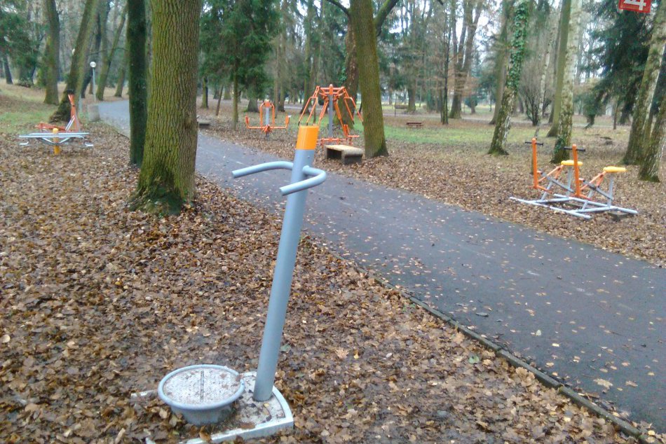 Ihrisko v Mestskom parku je podobné chystanému workoutovému ihrisku na Rúbanisku
