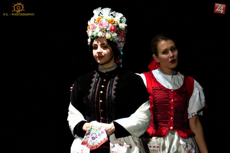 Obrazom: Na galaprograme vystúpili stovky folkloristov (2)