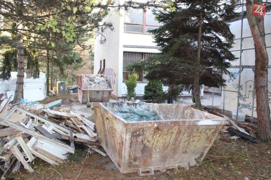 Rekonštrukcia zničenej budovy v Dúbravke