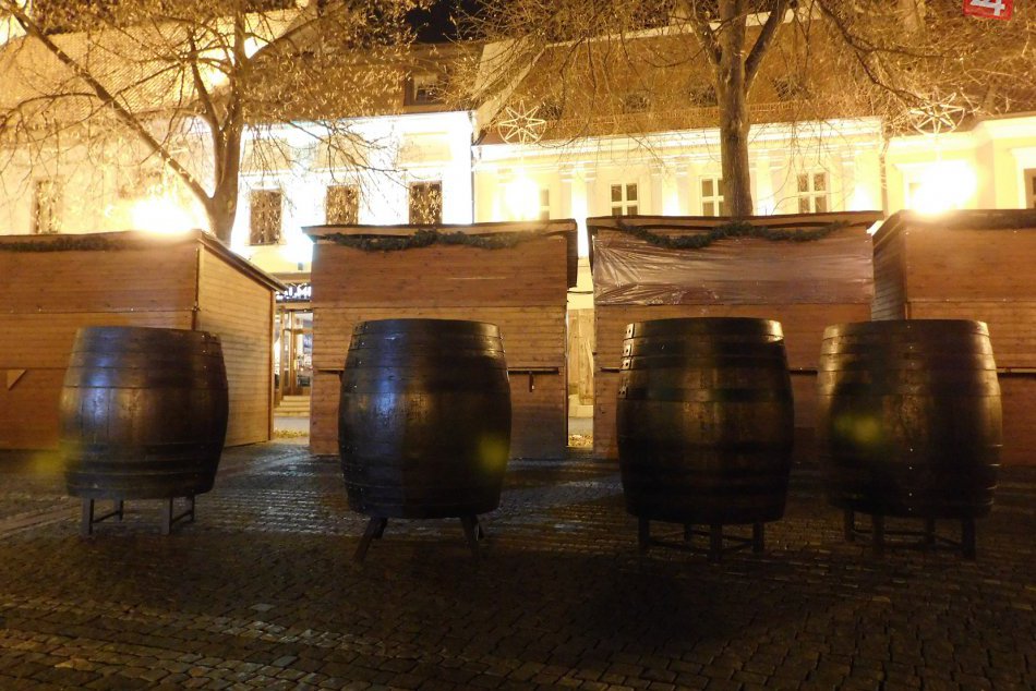 OBRAZOM:  Trnava žije prípravou vianočných trhov
