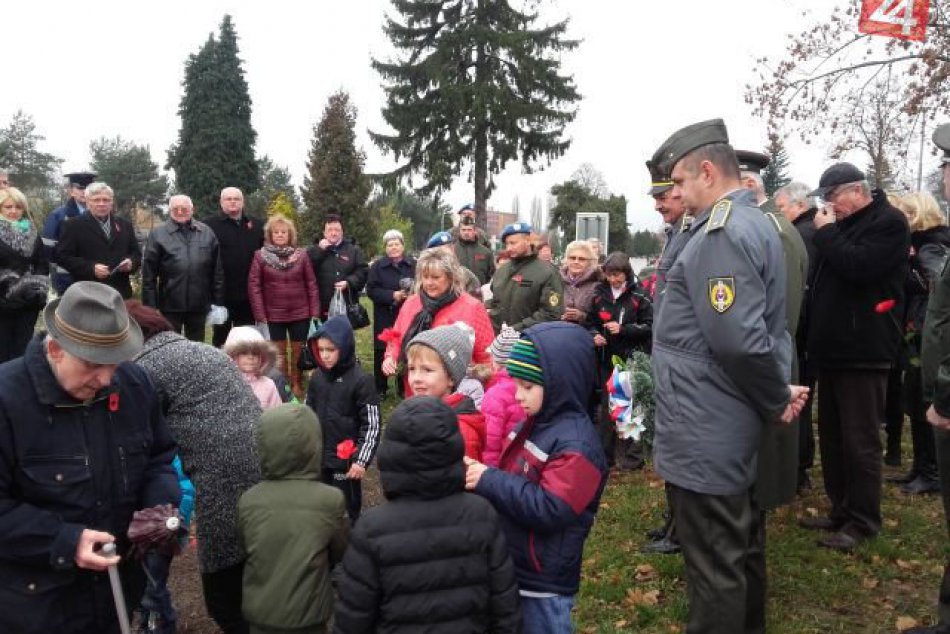 Červené maky na michalovskom cintoríne