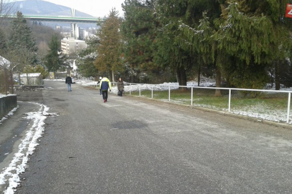 Vynovený chodník na Rozkvet: Nové zábradlie na Chalupkovej ulici