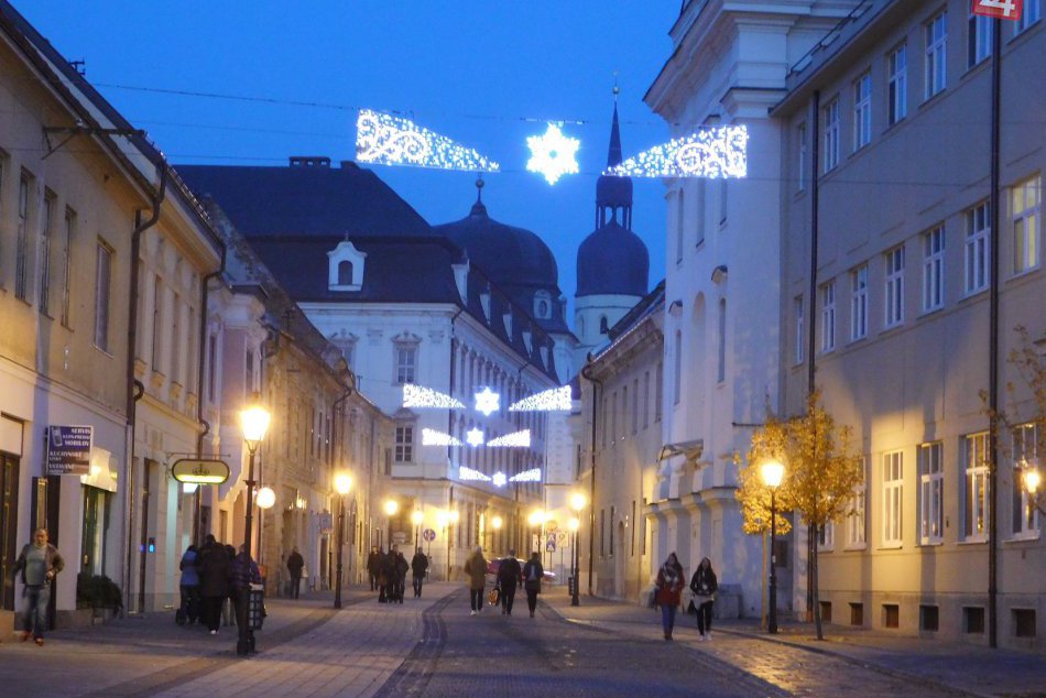 FOTOGALÉRIA: Trnava je už rozžiarená  vo vianočnom šate