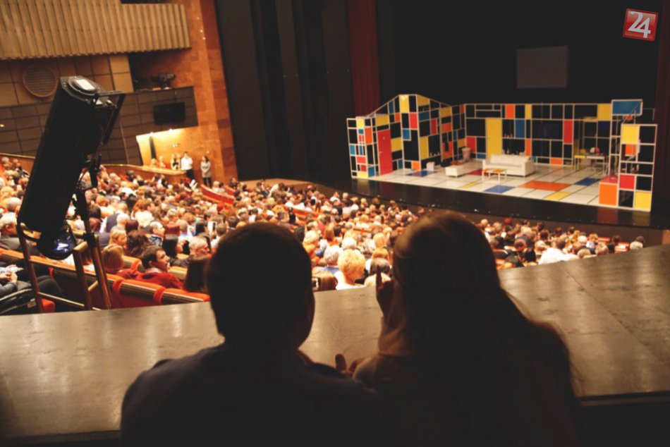 Volejbalových majstrov pobavili Panikári: Hráči darovali riaditeľovi DAB dres